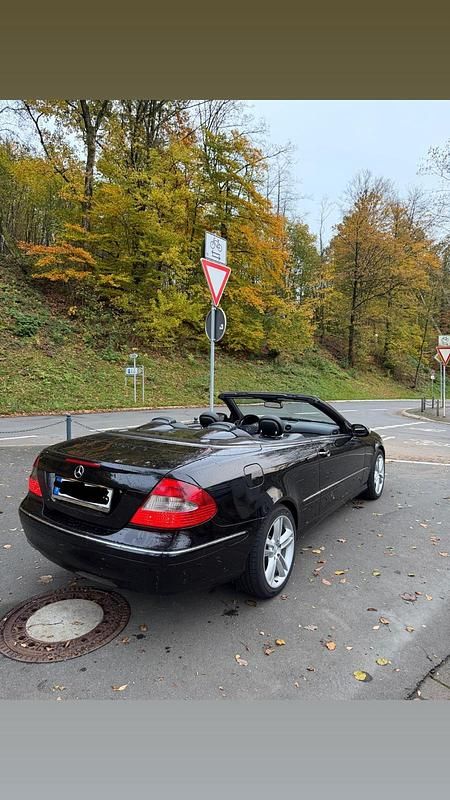 Schwarz Gebraucht 2009 Mercedes CLK320 Cabrio | 10.499 € (Fairer Preis) - Bild 1/4