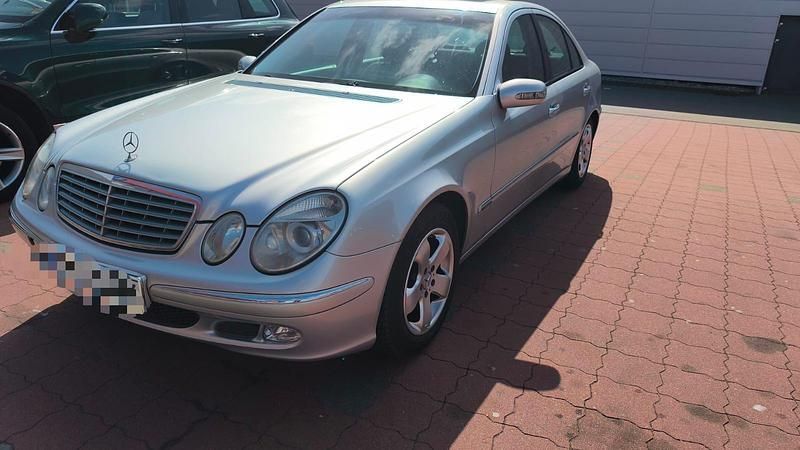 Gebraucht Mercedes E220 150 PS (110 kW) 2002 Silber Limousine
