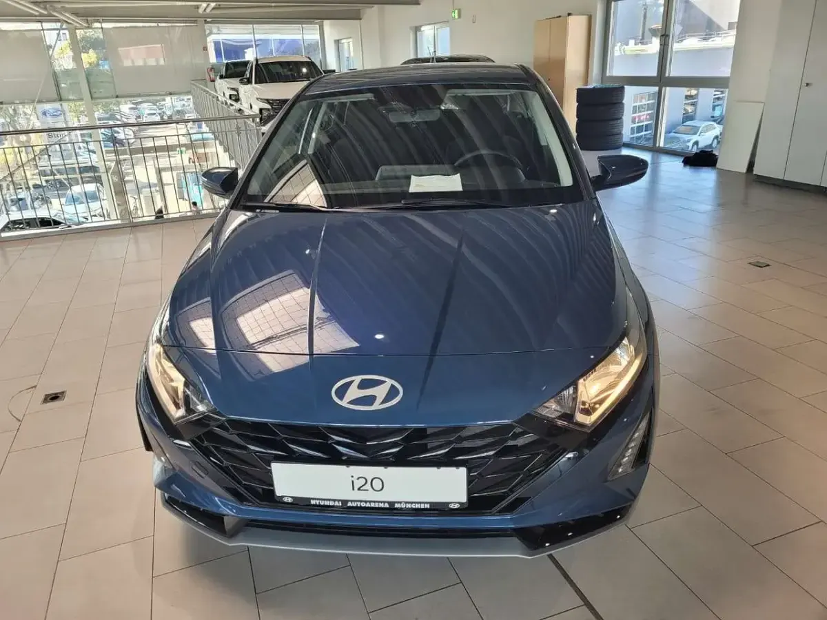 Gebraucht Hyundai i20 Trend 101 PS (74 kW) 2025 Vibrant blue / mic Kleinwagen