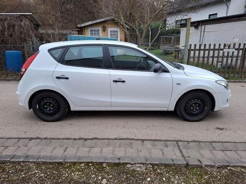 Gebraucht Hyundai i30 Comfort 109 PS (80 kW) 2010 Weiß Limousine