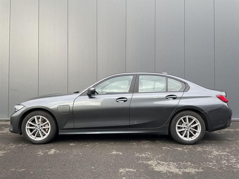Gebraucht BMW 330e Advantage 294 PS (216 kW) 2021 Grau Limousine