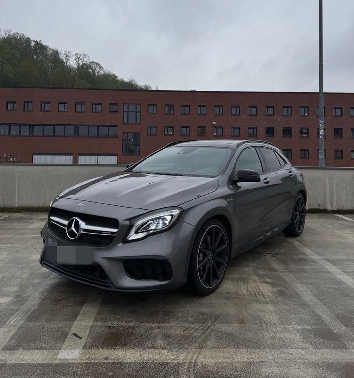 Grau Gebraucht 2018 Mercedes GLA45 AMG AMG SUV | 26.800 € (Superpreis) - Bild 1/4