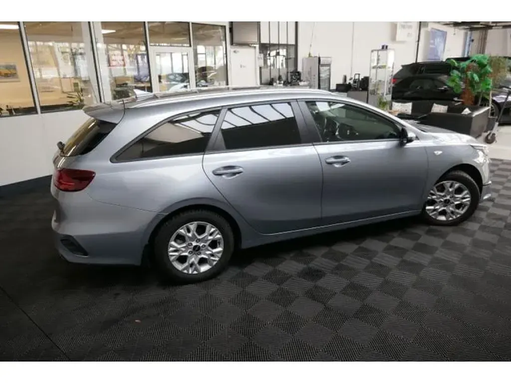 Gebraucht Kia Ceed 160 PS (117 kW) 2023 Lunar silver m (metallic) Kleinwagen
