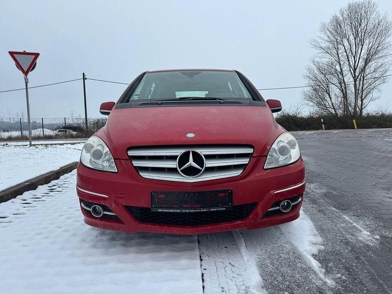 Gebraucht Mercedes B180 Sport Edition 109 PS (80 kW) 2011 Rot Van / Kleinbus