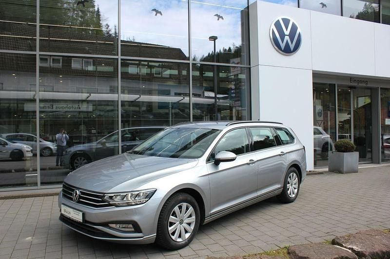 Pyritsilber metallic Gebraucht 2023 VW Passat Kombi | 22.990 € (Fairer Preis) - Bild 1/4