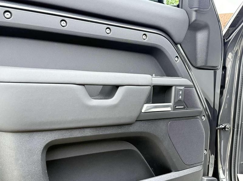 Neu Land Rover Defender SE Dynamic 249 PS (183 kW) 2025 Carpathian grey SUV