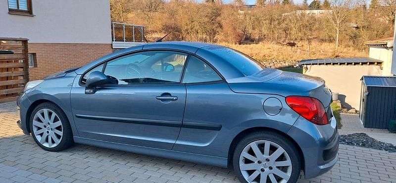 Grau Gebraucht 2007 Peugeot 207 CC Platinum Cabrio | 2.500 € (Fairer Preis) - Bild 1/4