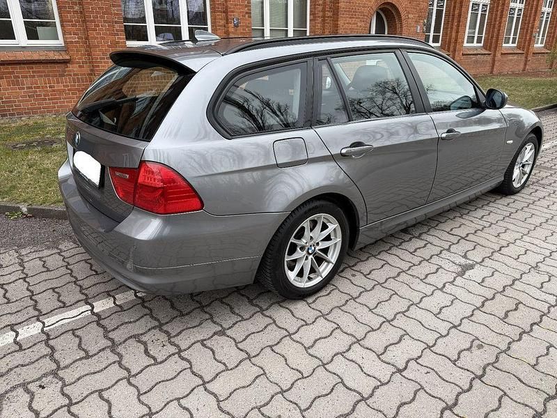 Gebraucht BMW 320 184 PS (135 kW) 2011 Grau Kombi