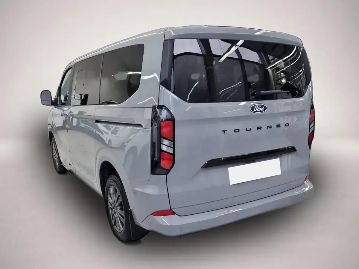 Gebraucht Ford Tourneo Custom Titanium 150 PS (110 kW) 2026 Manufacturer Van