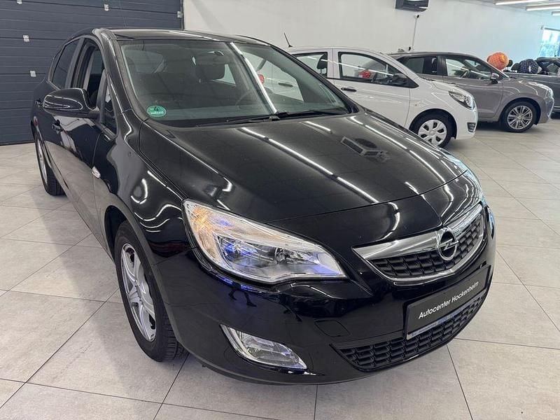 Schwarz Gebraucht 2011 Opel Astra Selection Limousine | 3.900 € (Guter Preis) - Bild 1/4