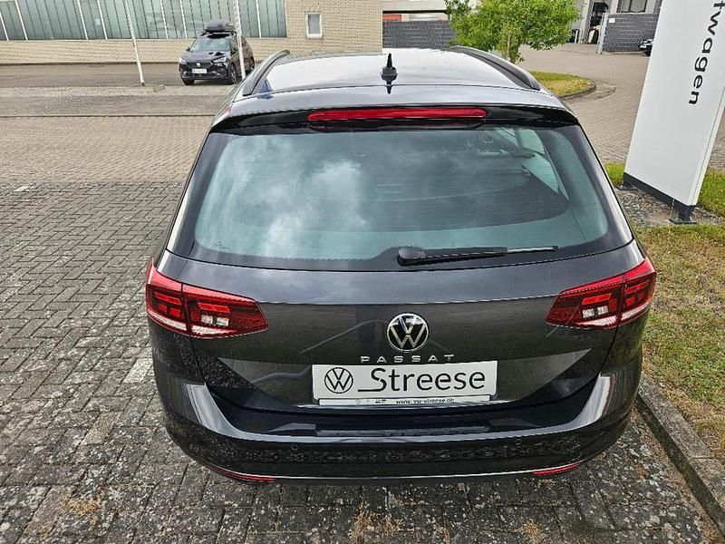 Gebraucht VW Passat Basis 150 PS (110 kW) 2022 Grau Kombi