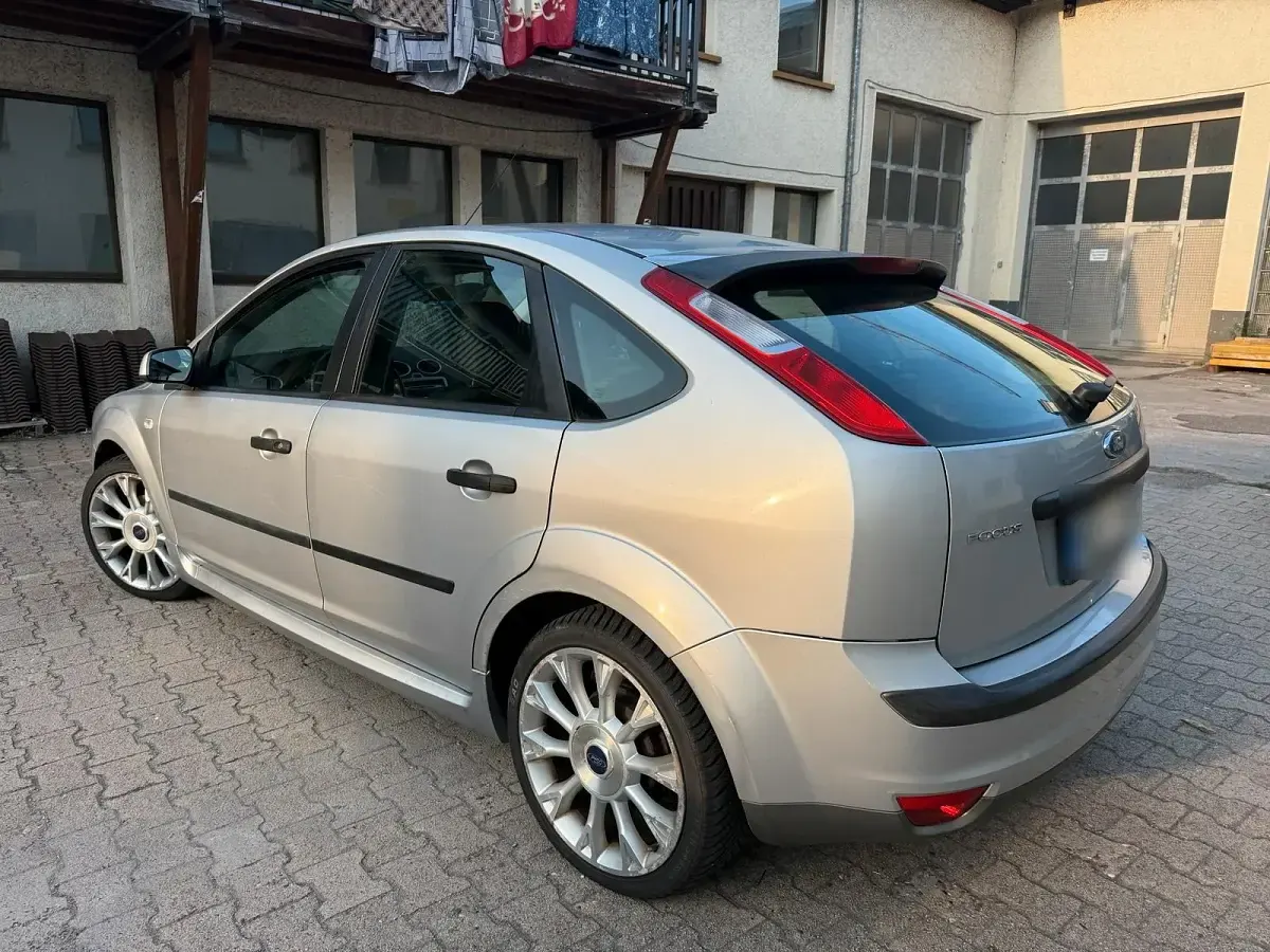 Gebraucht Ford Focus 101 PS (74 kW) 2006 Silber Limousine