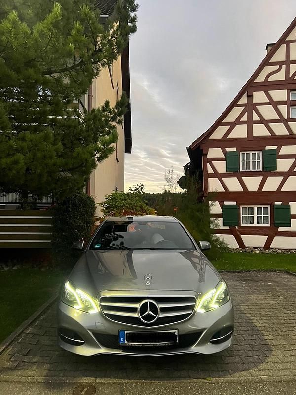 Grau Gebraucht 2014 Mercedes E220 Limousine | 14.500 € (Teuer) - Bild 1/4