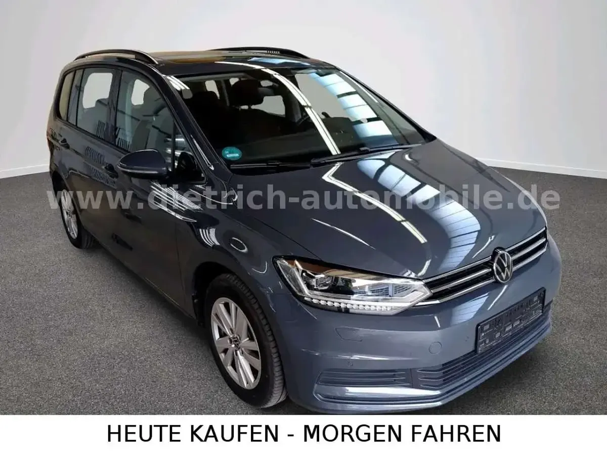 Gebraucht VW Touran Comfortline 150 PS (110 kW) 2023 Delfingrau Van / Kleinbus