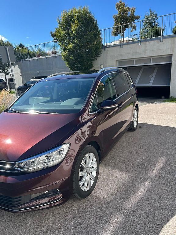 Rot Gebraucht 2018 VW Touran Highline Van / Kleinbus | 22.900 € (Fairer Preis) - Bild 1/4