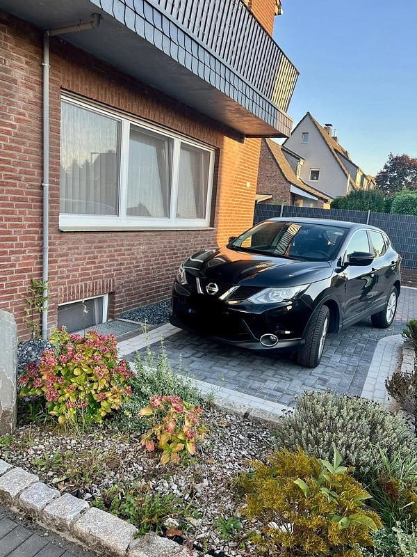 Schwarz Gebraucht 2016 Nissan Qashqai Acenta SUV | 10.999 € (Fairer Preis) - Bild 1/4
