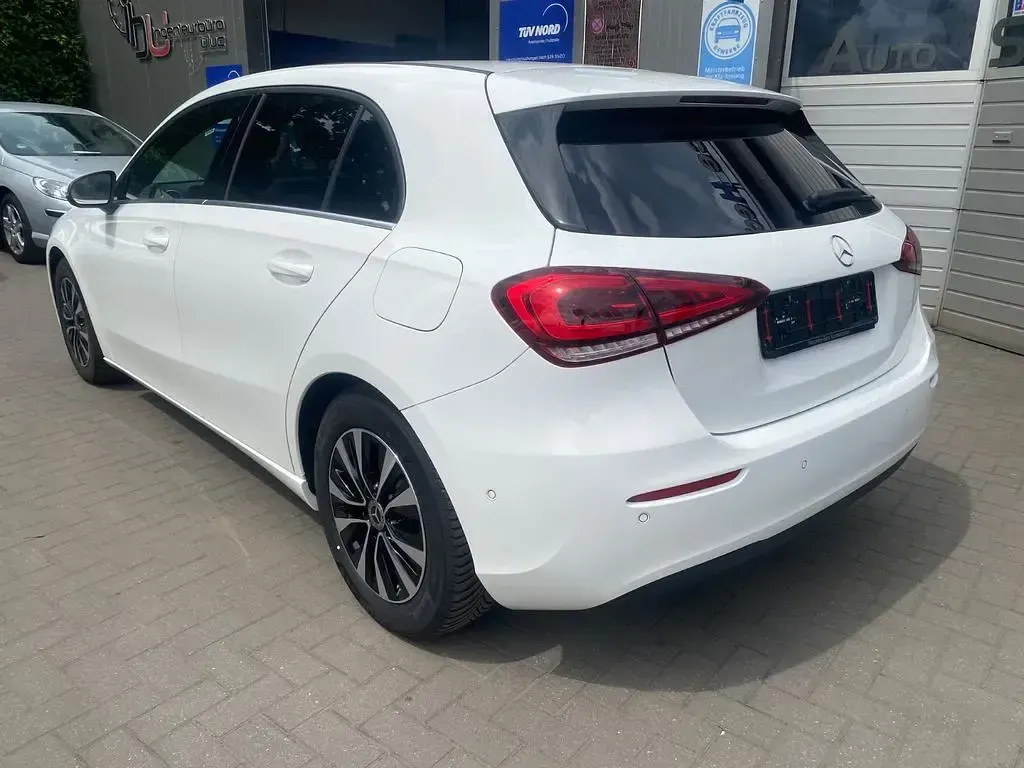 Gebraucht Mercedes A180 116 PS (85 kW) 2022 Weiß Limousine