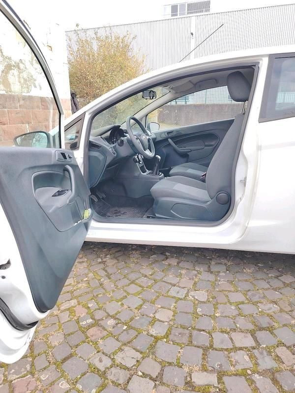 Gebraucht Ford Fiesta 68 PS (50 kW) 2011 Weiß Kleinwagen