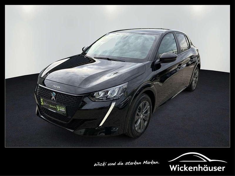 Lackierung schwarz perla nera/ Gebraucht 2021 Peugeot 208 Active Kleinwagen | 14.990 € - Bild 1/4
