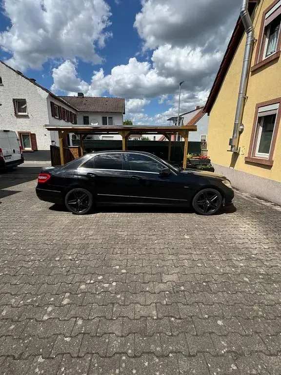 Gebraucht Mercedes E220 Avantgarde 170 PS (125 kW) 2012 Schwarz Limousine