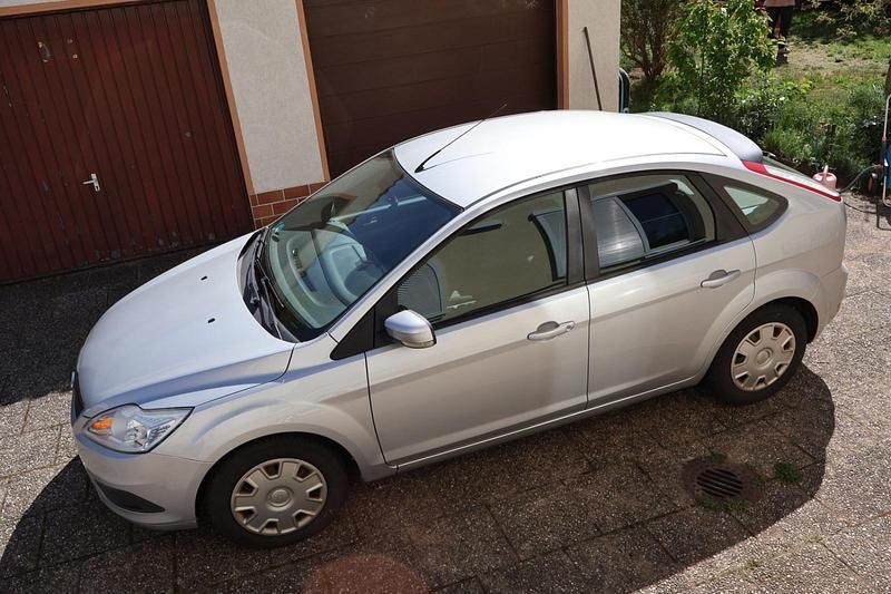 Usado Ford Focus 100 CV (73 kW) 2010 Plateado Berlina