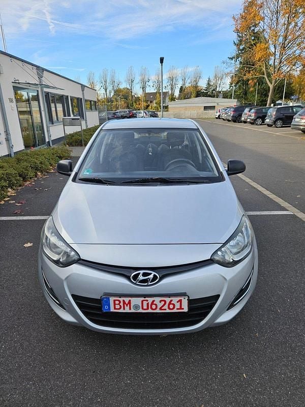 Gebraucht Hyundai i20 85 PS (62 kW) 2014 Silber Kleinwagen