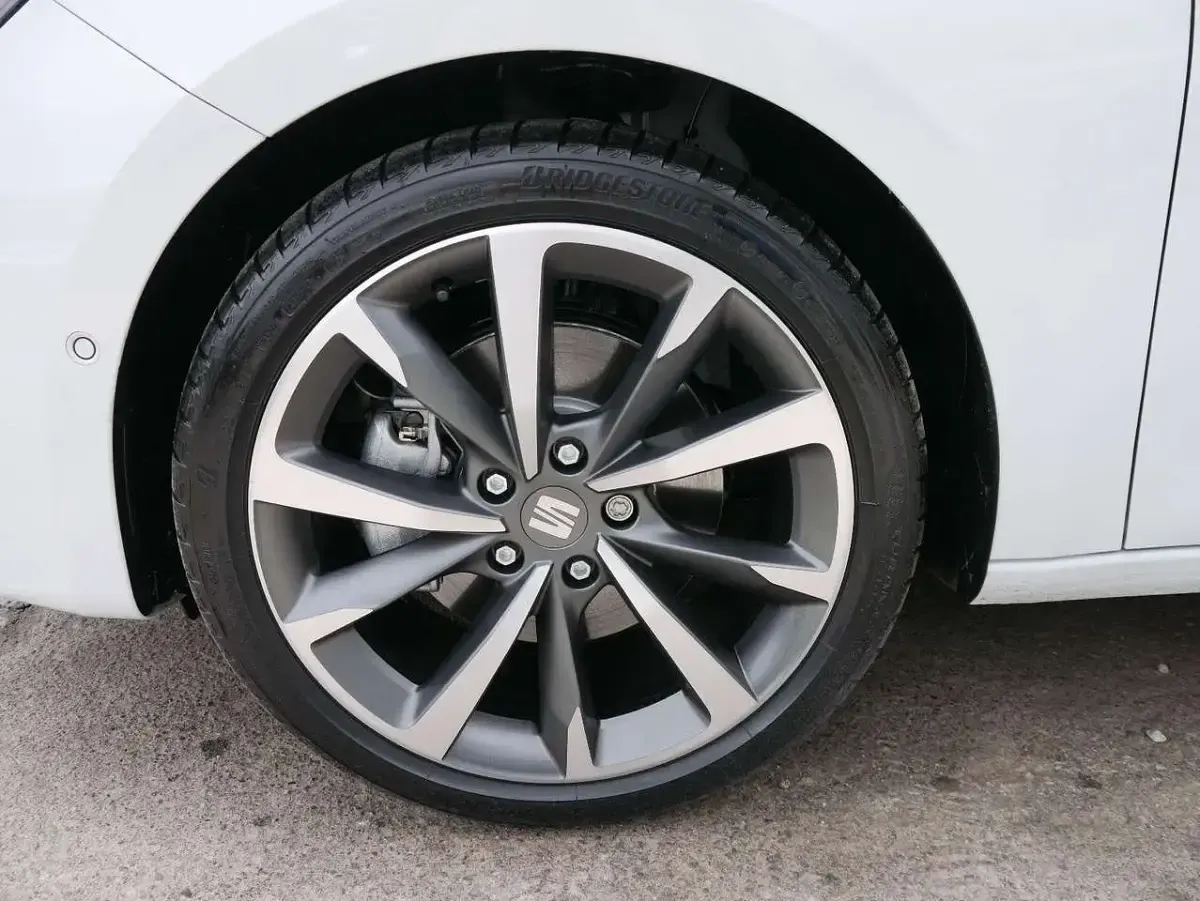 Neu Seat Leon FR 150 PS (110 kW) 2025 Nevadaweiß metallic Kombi