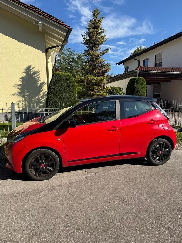 Rot Gebraucht 2017 Toyota Aygo X-cite Kleinwagen | 7.900 € (Fairer Preis) - Bild 1/4