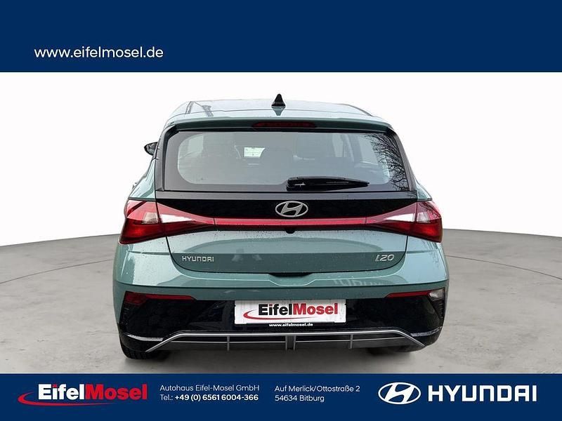 Neu Hyundai i20 Select 101 PS (74 kW) 2025 Grün Limousine