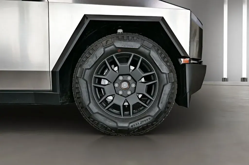 Gebraucht Tesla Cybertruck 370 kW (504 PS) 2024 Silber Pickup