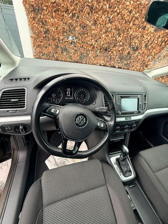 Gebraucht VW Sharan Comfortline 150 PS (110 kW) 2019 Braun Van / Kleinbus