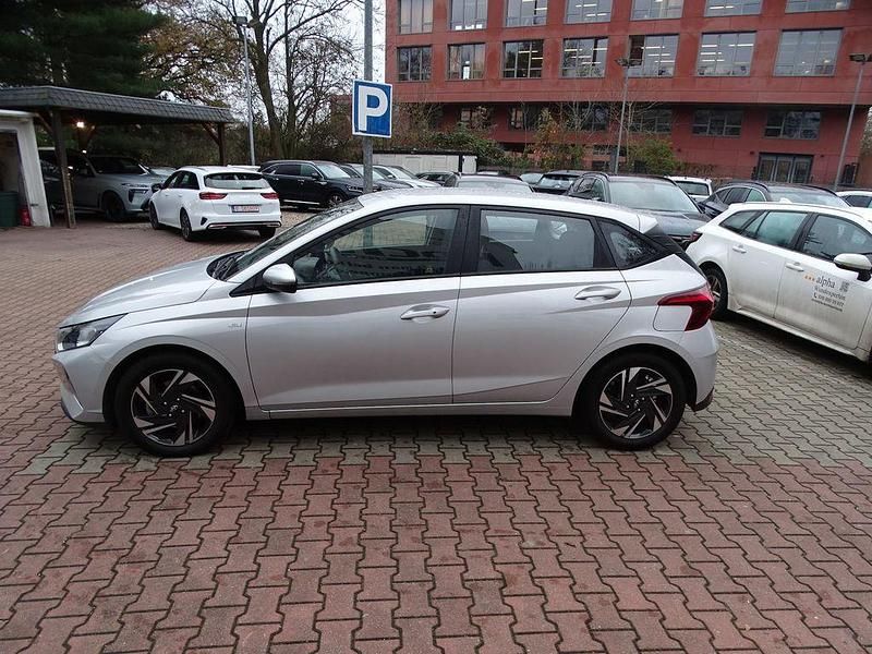 Gebraucht Hyundai i20 Trend 101 PS (74 kW) 2022 Silber Limousine