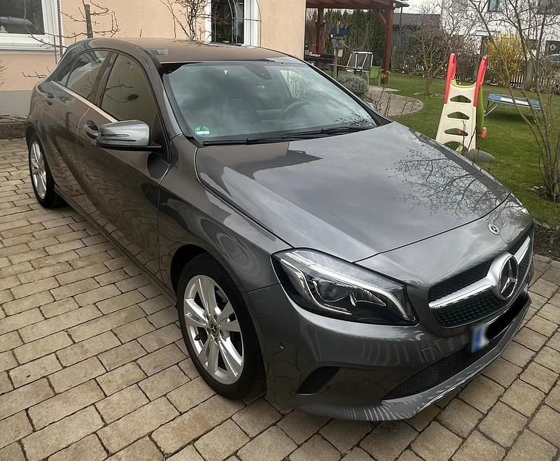 Gebraucht Mercedes A180 122 PS (89 kW) 2017 Grau Kleinwagen