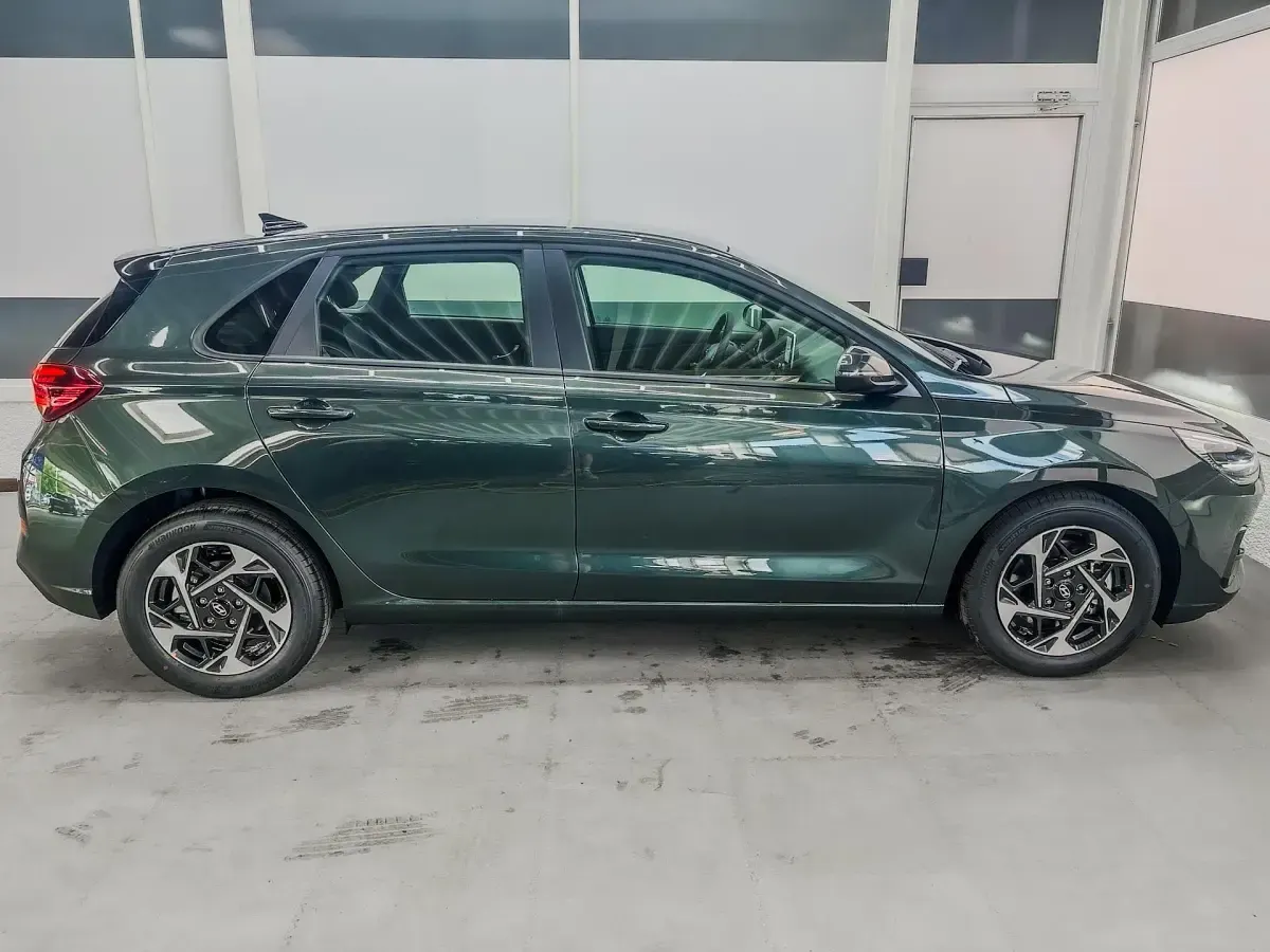 Neu Hyundai i30 Style 150 PS (110 kW) 2025 Cypress green t2p Limousine