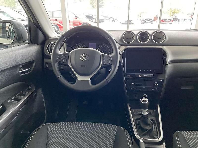 Neu Suzuki Vitara Comfort 110 PS (80 kW) 2026 Savannah ivory/cosmic black SUV