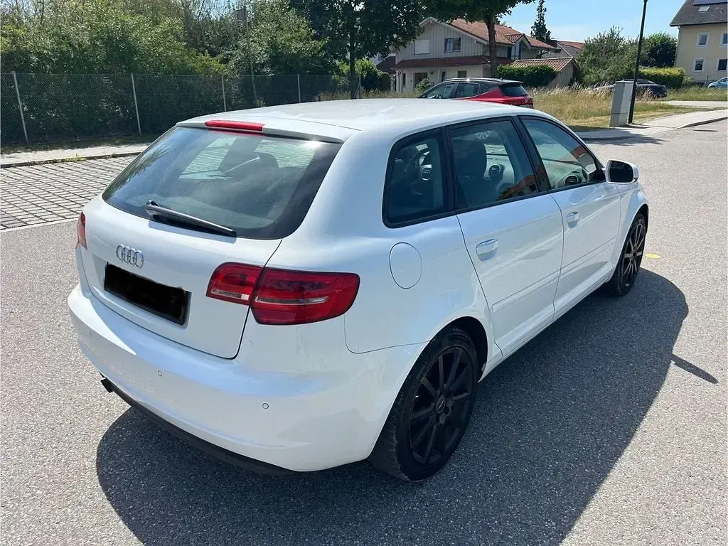 Gebraucht Audi A3 105 PS (77 kW) 2011 Weiß Kleinwagen