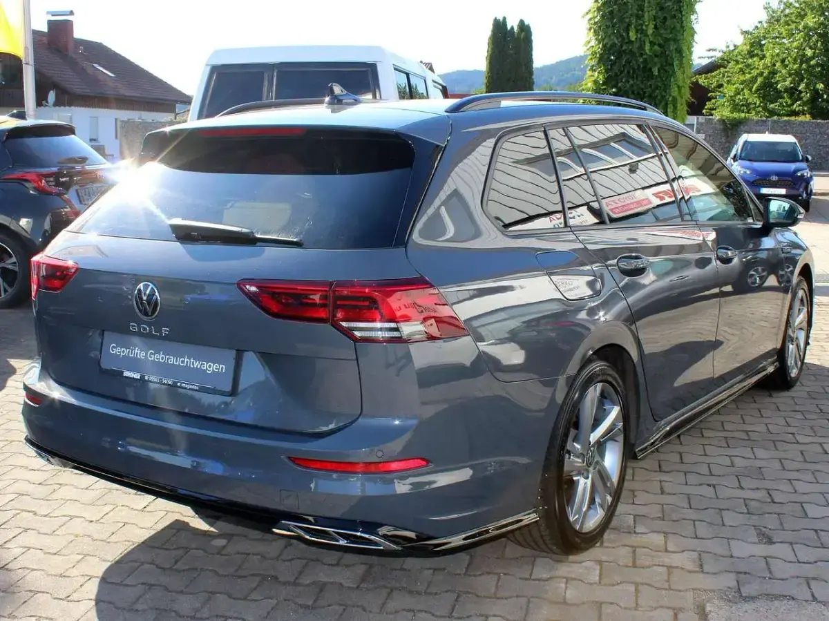 Gebraucht VW Golf VIII R-line 150 PS (110 kW) 2021 Delfingrau metallic Kombi