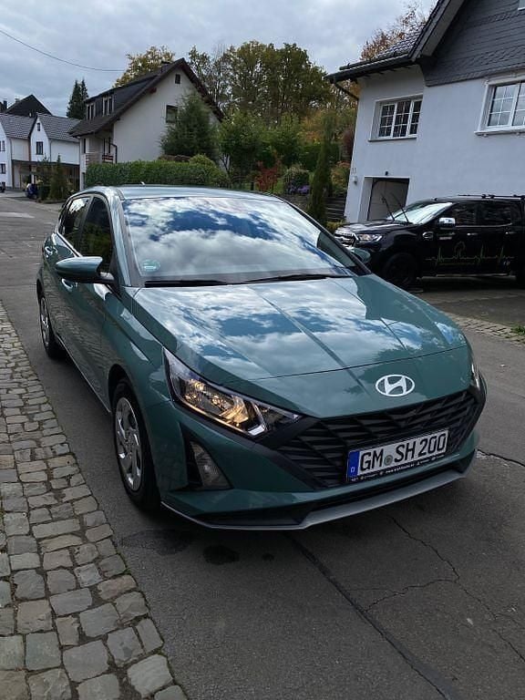 Grün Gebraucht 2024 Hyundai i20 Select Limousine | 17.400 € (Teuer) - Bild 1/4