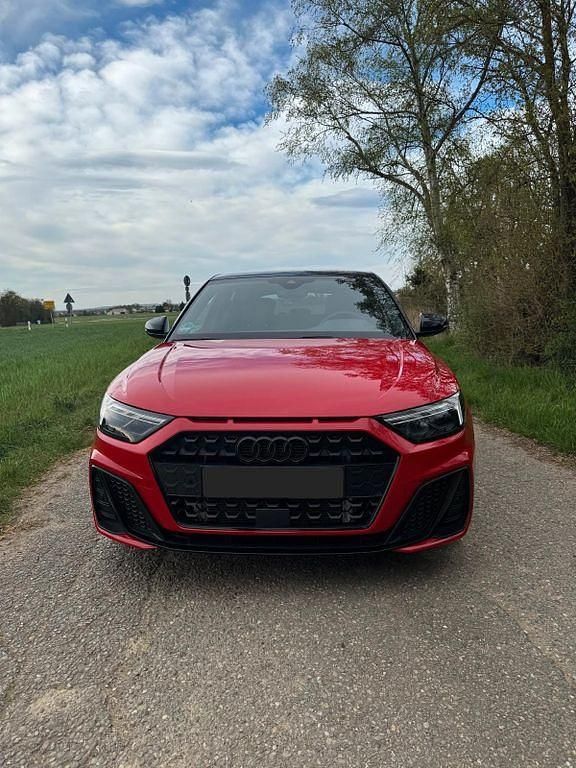 Rot Gebraucht 2024 Audi A1 Sportback S-Line Kleinwagen | 27.999 € (Fairer Preis) - Bild 1/4