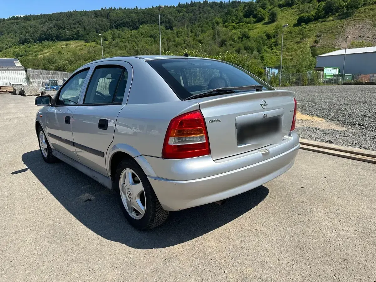 Gebraucht Opel Astra 101 PS (74 kW) 1998 Silber Limousine