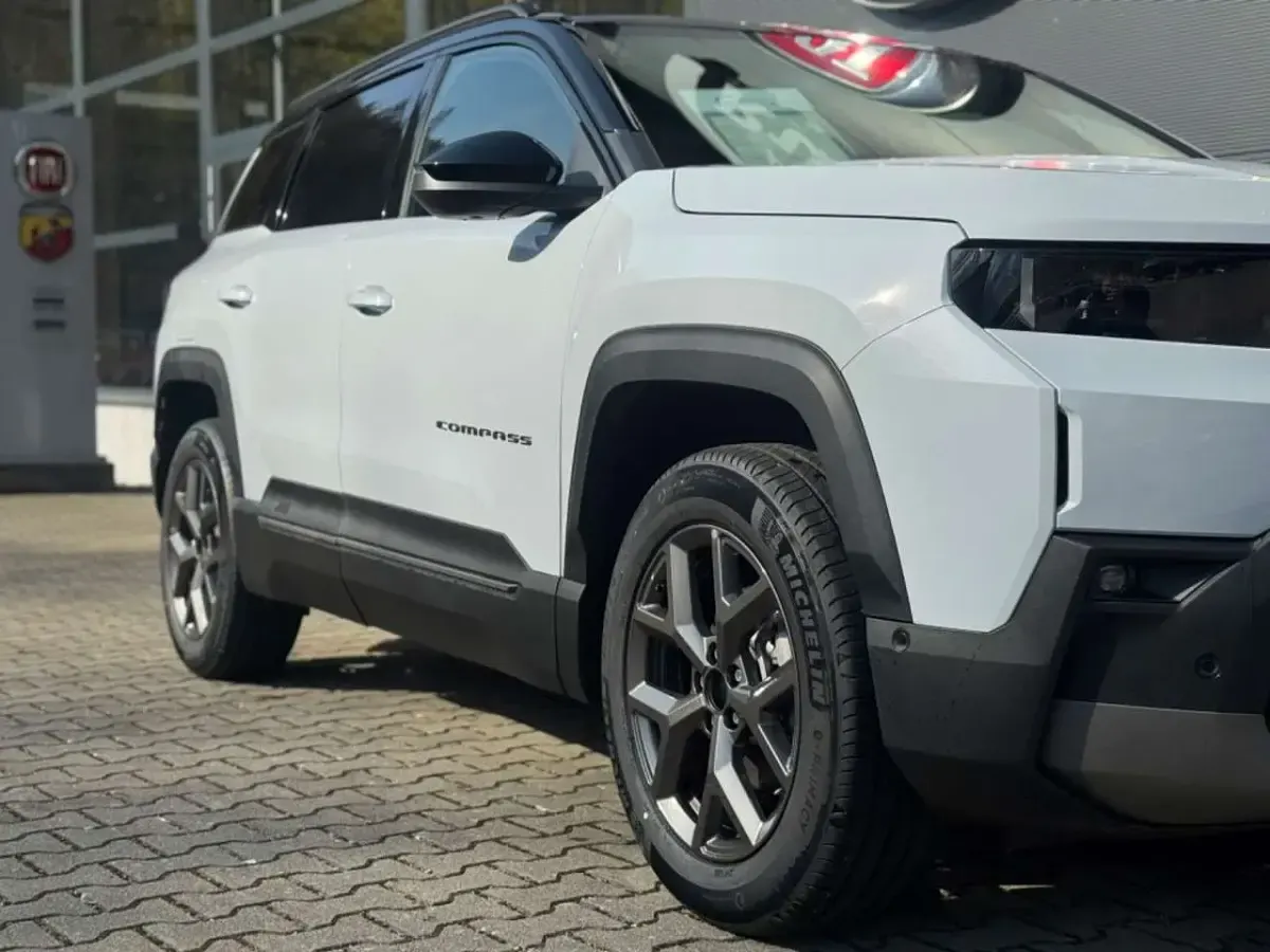 Neu Jeep Compass 145 PS (106 kW) 2026 Antarctica white SUV