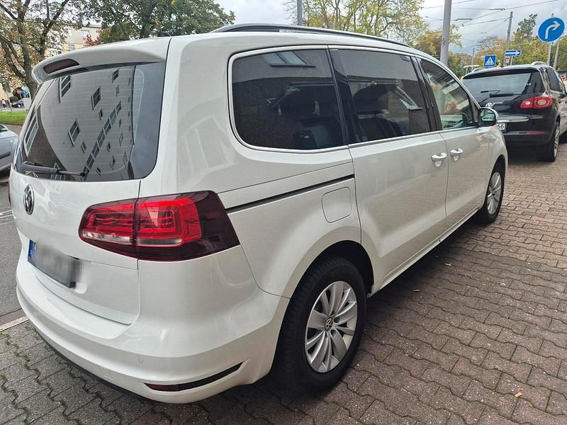 Weiß Gebraucht 2018 VW Sharan Van / Kleinbus | 15.700 € - Bild 1/4