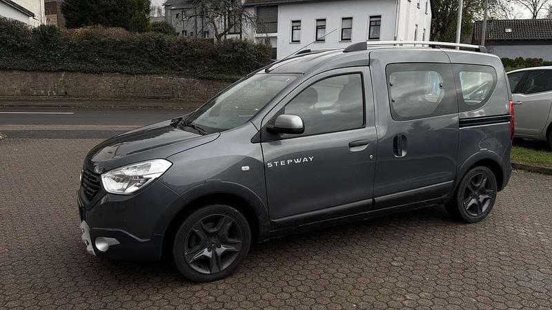 Islandgrau Gebraucht 2017 Dacia Dokker Celebration Van / Kleinbus | 8.500 € (Superpreis) - Bild 1/4