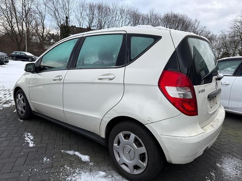 Gebraucht Mercedes A160 82 PS (60 kW) 2010 Calcitweiss  unilack Kleinwagen