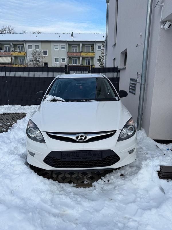 Weiß Gebraucht 2011 Hyundai i30 Kleinwagen | 3.650 € (Fairer Preis) - Bild 1/4