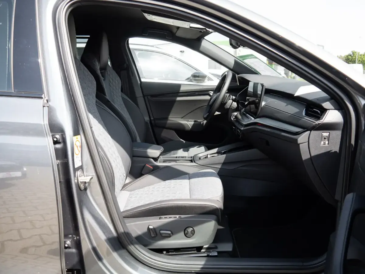 Neu Skoda Octavia SportLine 150 PS (110 kW) 2025 Grau Kombi