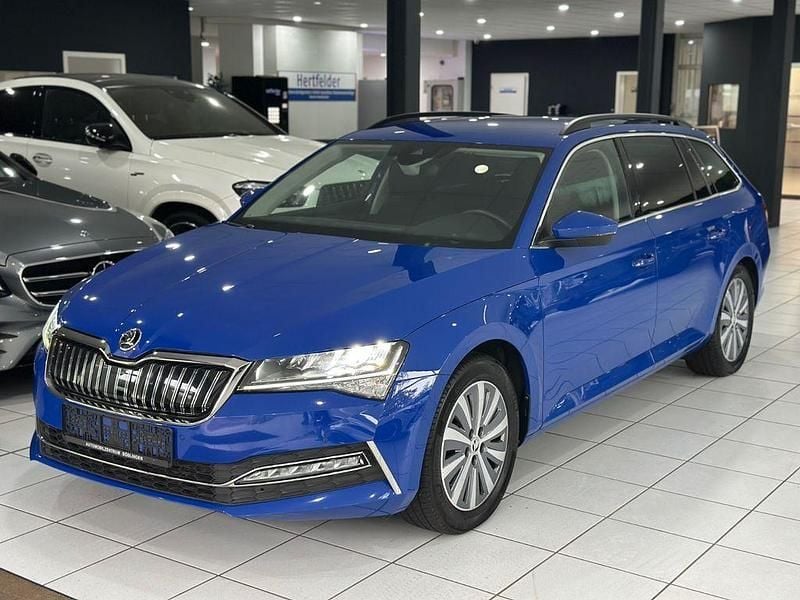 Blau Gebraucht 2021 Skoda Superb Ambition Kombi | 17.990 € (Superpreis) - Bild 1/4