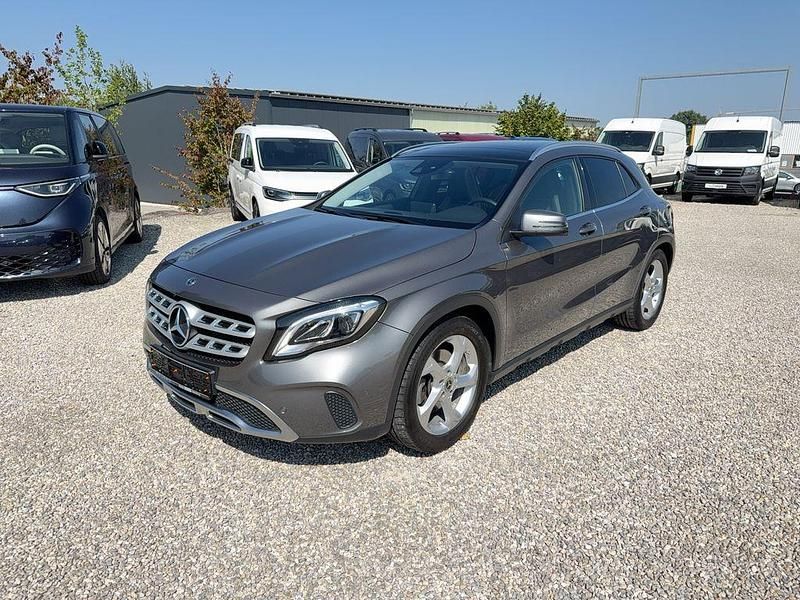 Grau Gebraucht 2019 Mercedes GLA220 Urban SUV | 24.950 € (Superpreis) - Bild 1/4