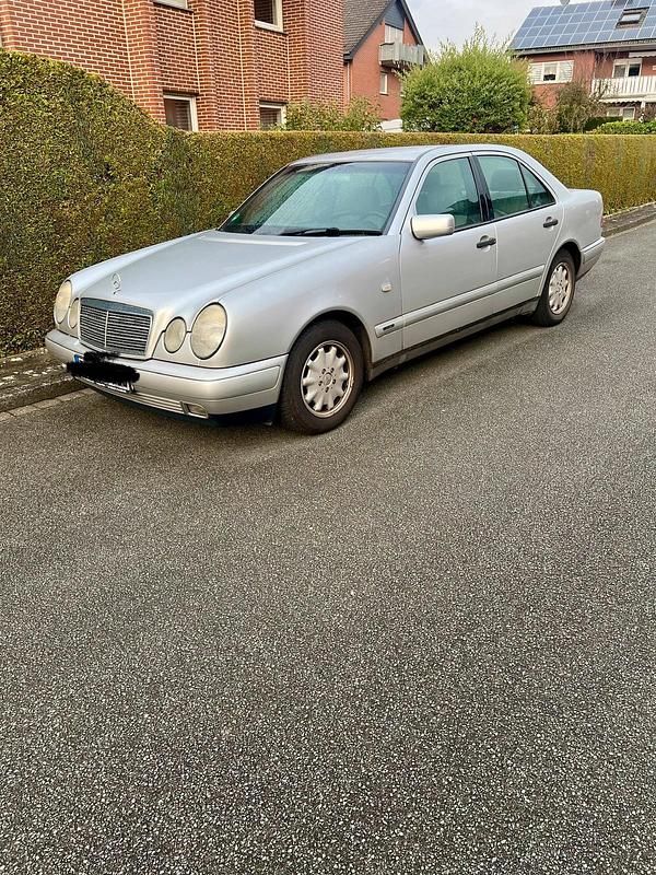 Gebraucht Mercedes E200 136 PS (100 kW) 1998 Silber Limousine