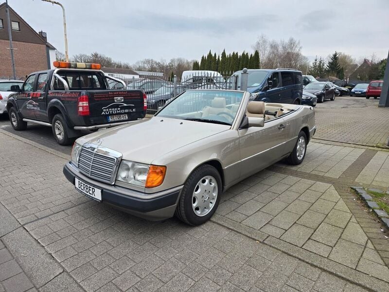 Rauchsilber metallic (metallic) Gebraucht 1993 Mercedes E320 Cabrio | 17.990 € - Bild 1/4